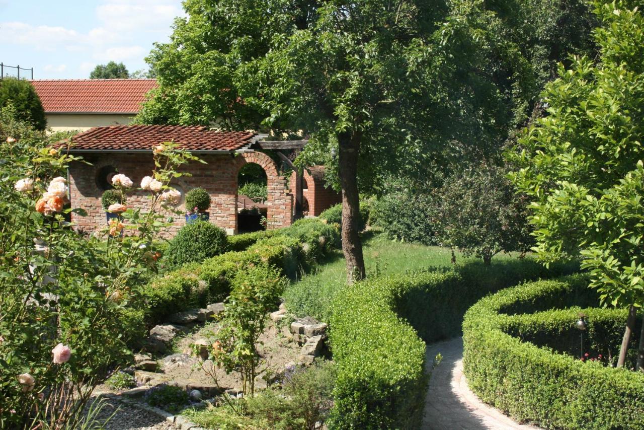 Gartenweg mit gemütlichen Sitzplätzen