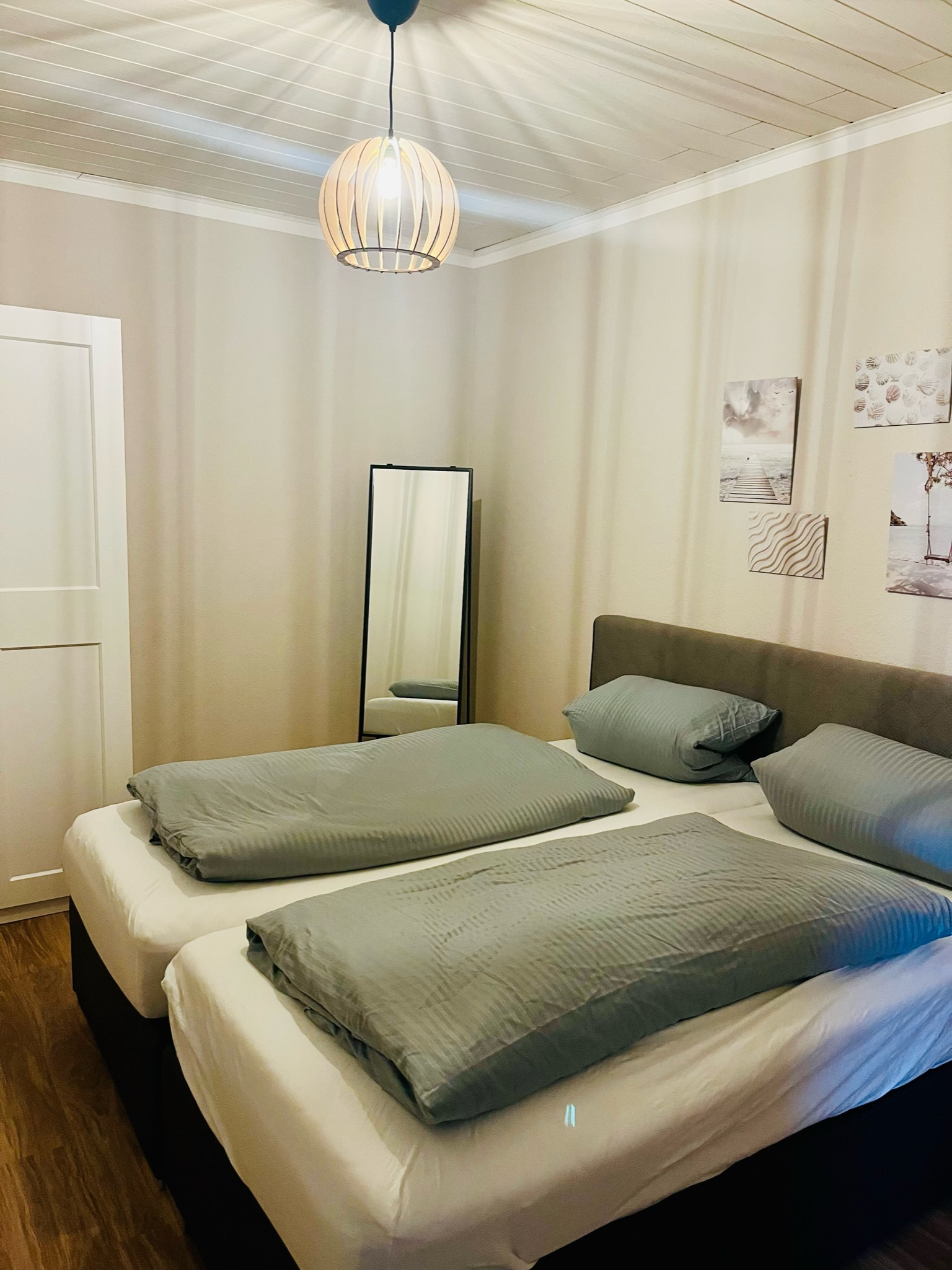 Familienfreundliches Schlafzimmer mit Blick in den Garten