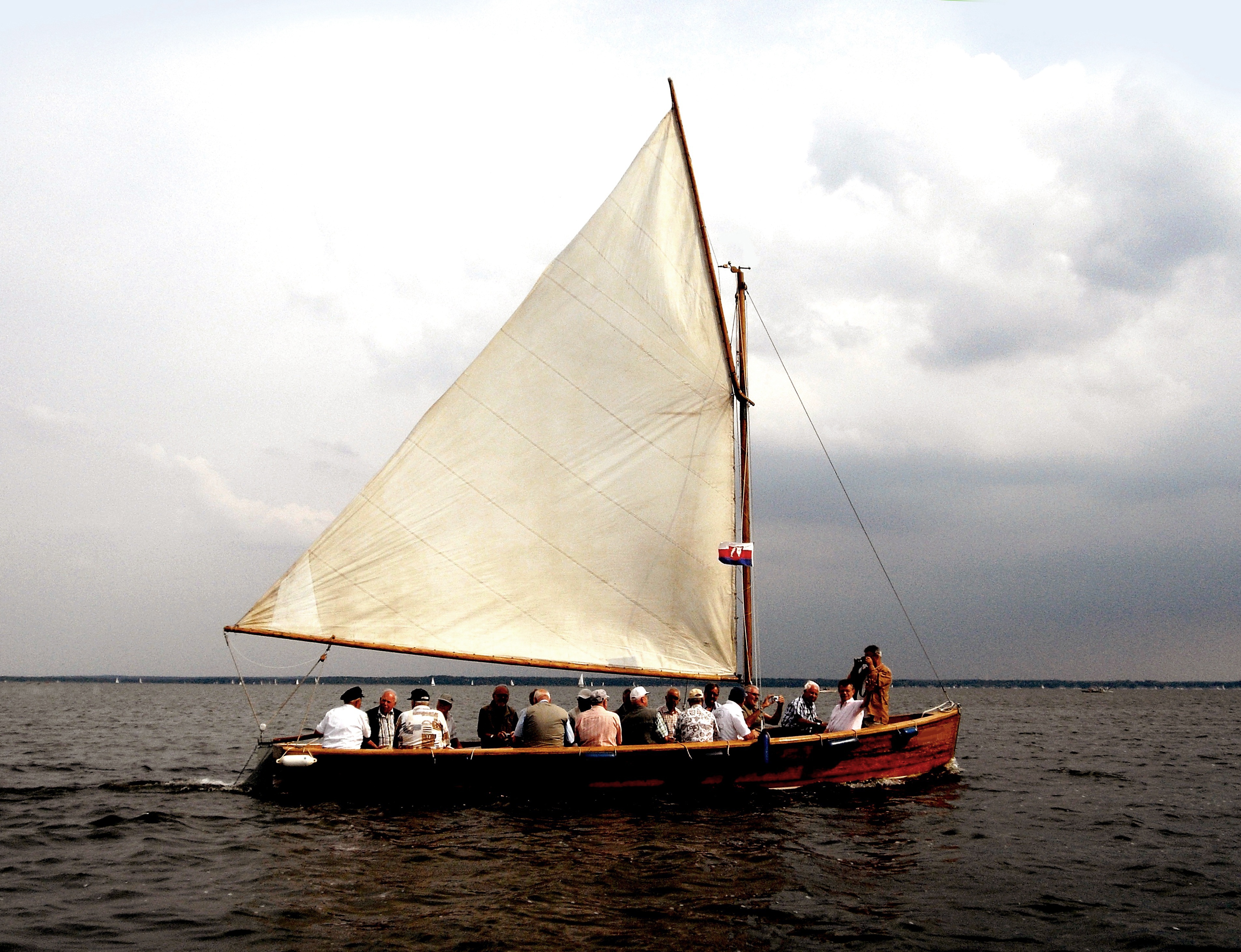 Segelboote auf dem Steinhuder Meer bei Sonnenuntergang